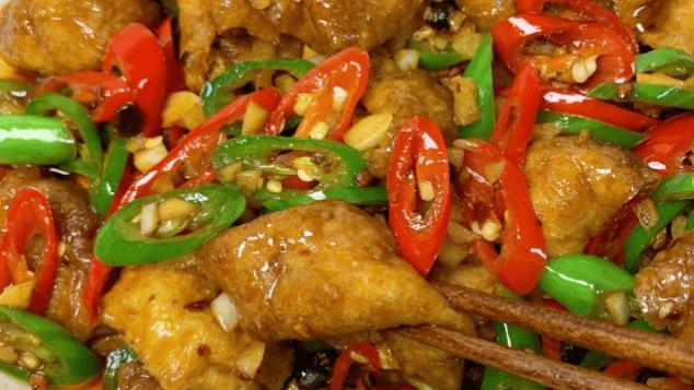 辣椒炒油豆腐：素菜界的“下饭核弹”，香辣吸汁超上头！