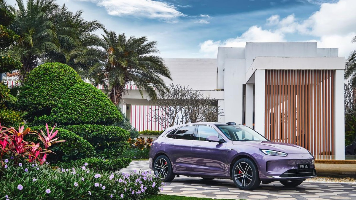 春启新程，心向山河，问界M5伴你从容奔赴春季之旅