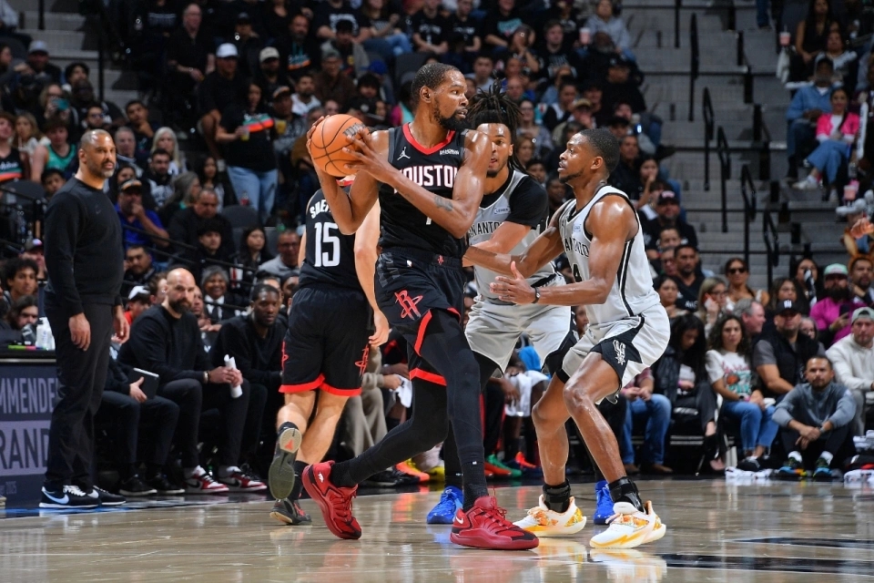 能不能把神经阿门一森全打包交易了，这火箭除了kd其它是人？

别耽误kd了行不