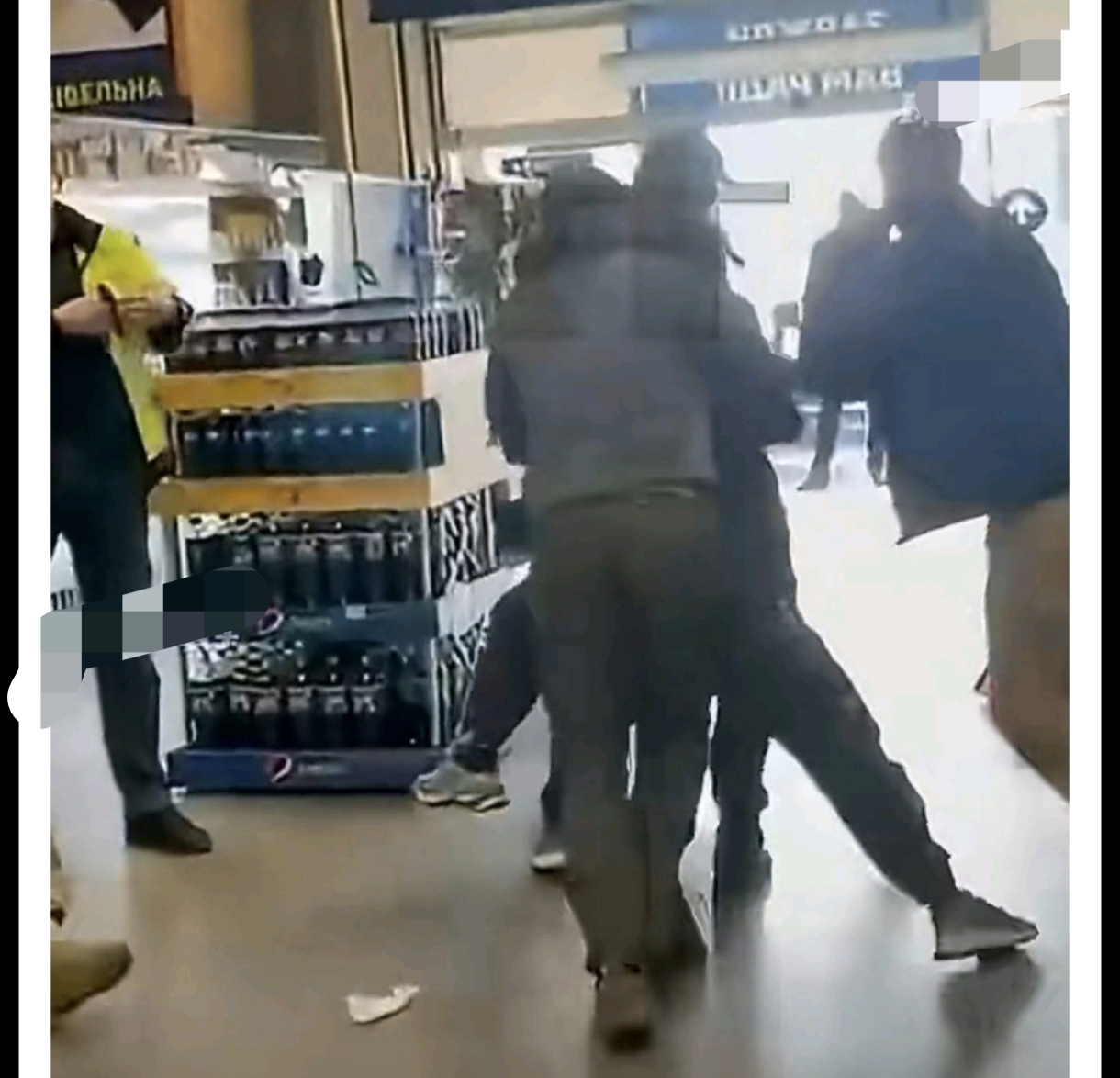 商场变“猎场”：乌克兰暴力征兵画面曝光，民众尊严在何处？
卢茨克市埃皮森特商场原