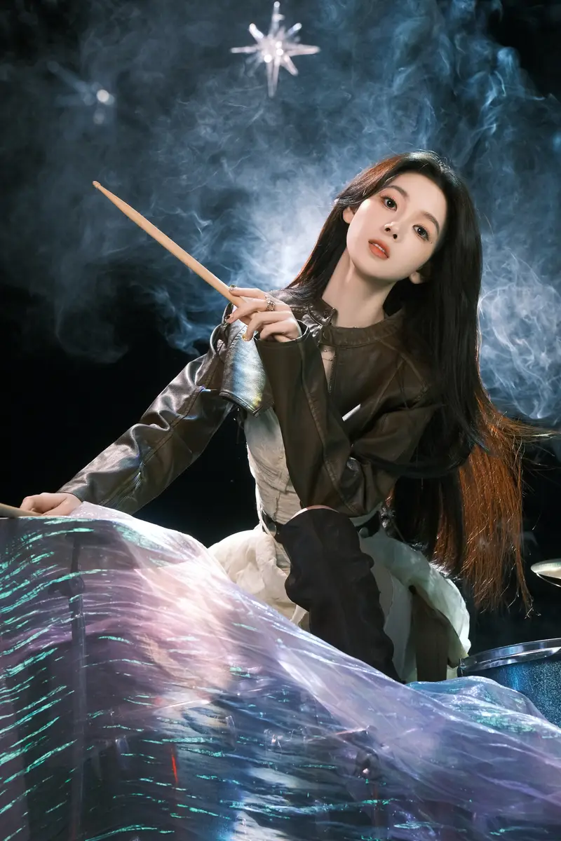 陈瑶穿吊带纱裙化身女团成员