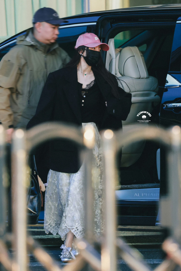 杨幂进组了，男一号咖位不大也不打紧。《江山大同》官宣，杨幂饰演大女主冯太后。男主