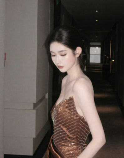 王玉雯追星刘亦菲简直太让人感同身受啦， 早年就想做朋友，合照乐开花，追星成功开心