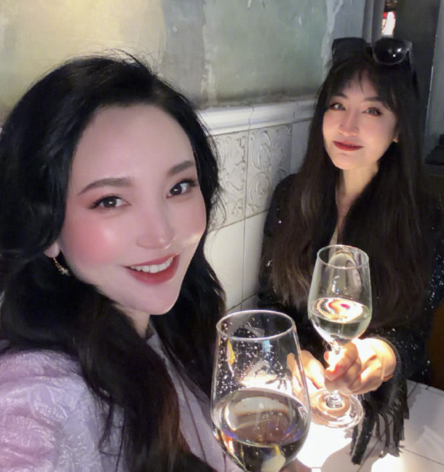 金莎不仅情商高这心态也是稳得没谁了

起因是金莎晒与朋友在莫斯科小聚的照片，可能