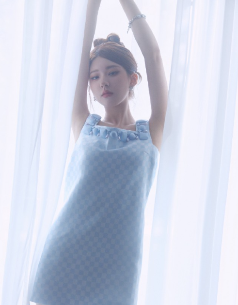 赵露思扎发吊带写真大片温柔甜美