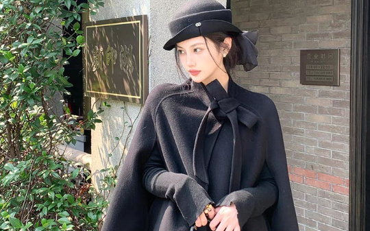 订婚宴上，私生子弟弟对着我的未婚妻单膝下跪，当着所有人对她表白，我成了全城的笑话，三年后，我摇身一变