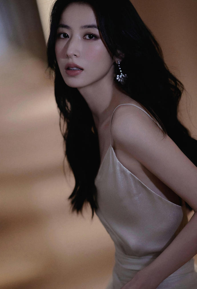 周雨彤明媚大气又温柔绻眷，百看不厌的美，确实有点东西！