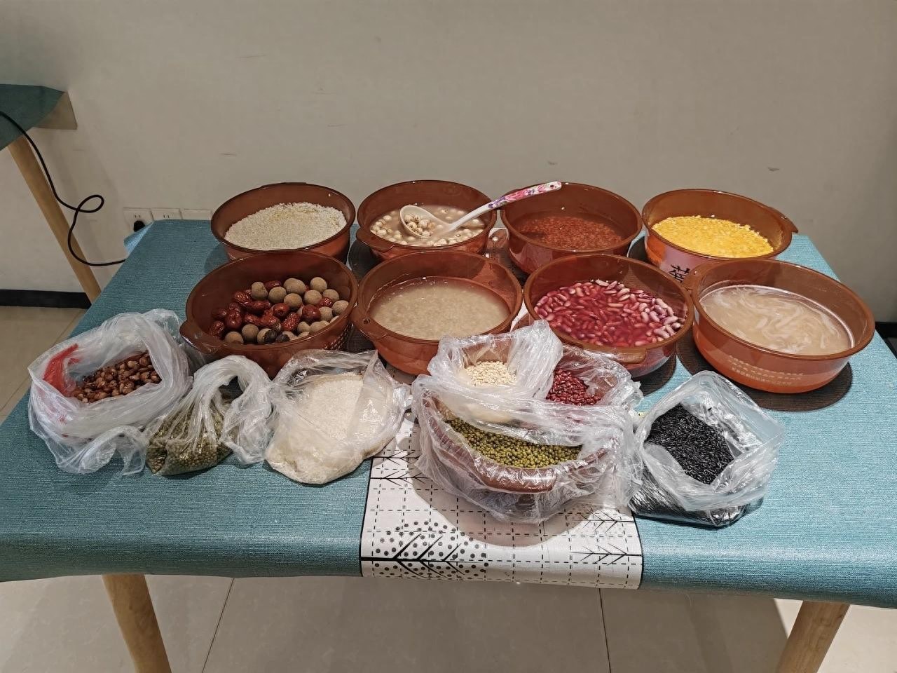 腊八节暖心行动：长安区社区送粥活动惠及居民与劳动者