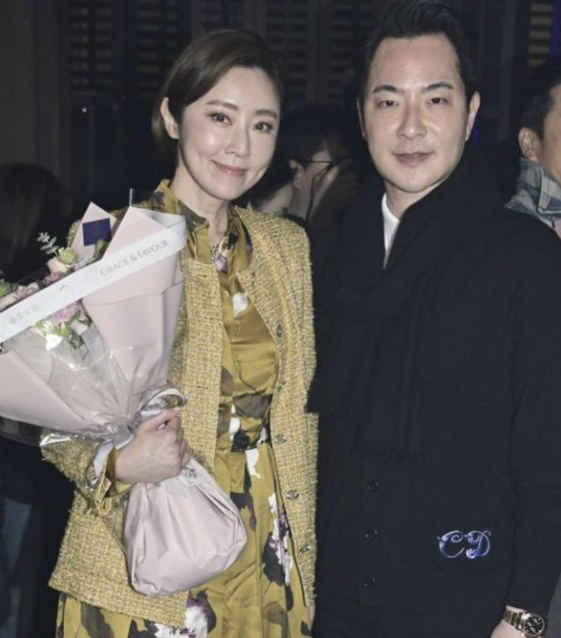 51岁张玉珊携男友吃盆菜宴，透露已拍婚纱照，与对方女儿相处融洽