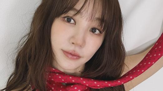 尹恩惠晒新造型：中长刘海卷发显甜美，草莓色服装造型很活泼