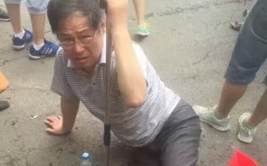 老兵在车站被虐哭！豪门少爷放话“打死算我的”，下一秒布衣青年怒踹保镖：斩你满门！全场吓跪！