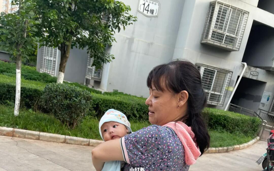 瘫痪母亲往楼下扔血书后，围观邻居怒不可遏，连声说我是“杂碎”“白眼狼”“畜生”。