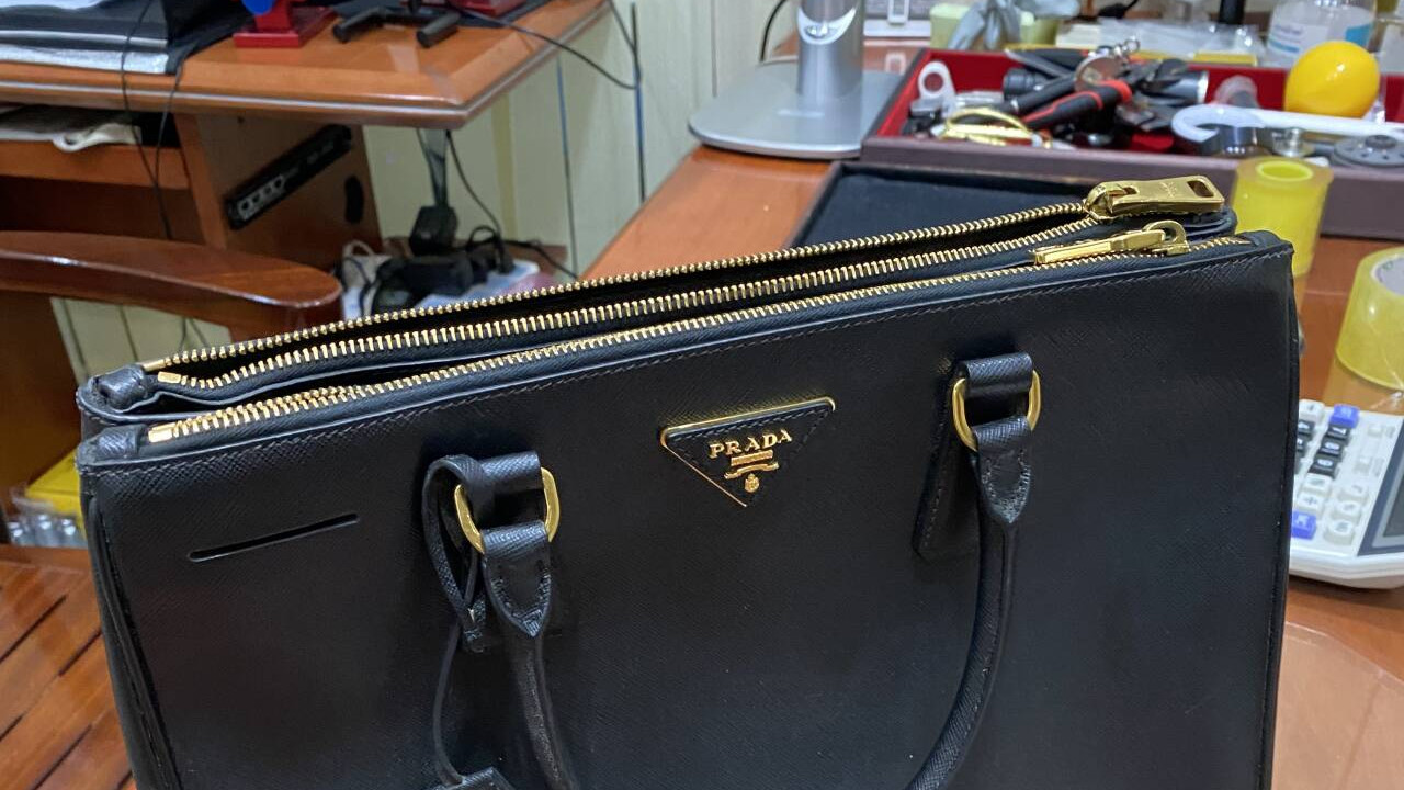 别再闲置了！Prada“杀手包”现在居然还能换米