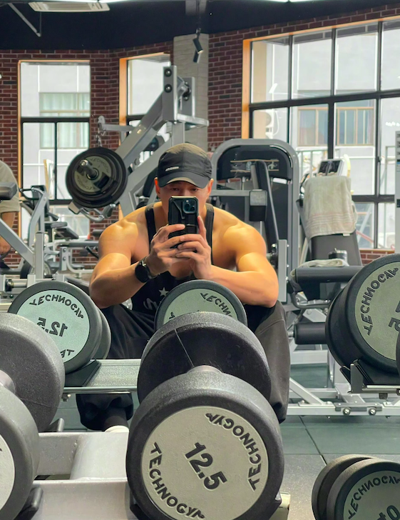 真不怪大家都在夸何润东，你看人家的肌肉，能够练成这样那真不是一般的能吃苦。

好