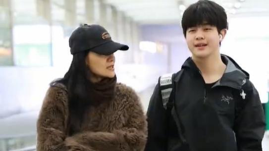 沙溢15岁大儿子与女生一起逛街，安吉一个动作网友直呼胡可会教育孩子