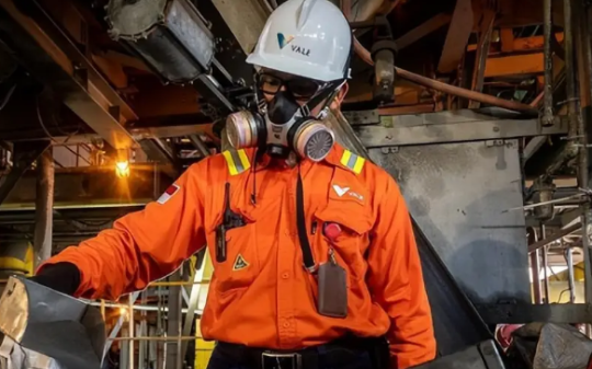 印尼手握全球45%镍矿却疯狂进口镍矿，准备模仿中国封锁资源发展，结果差点经济崩溃…