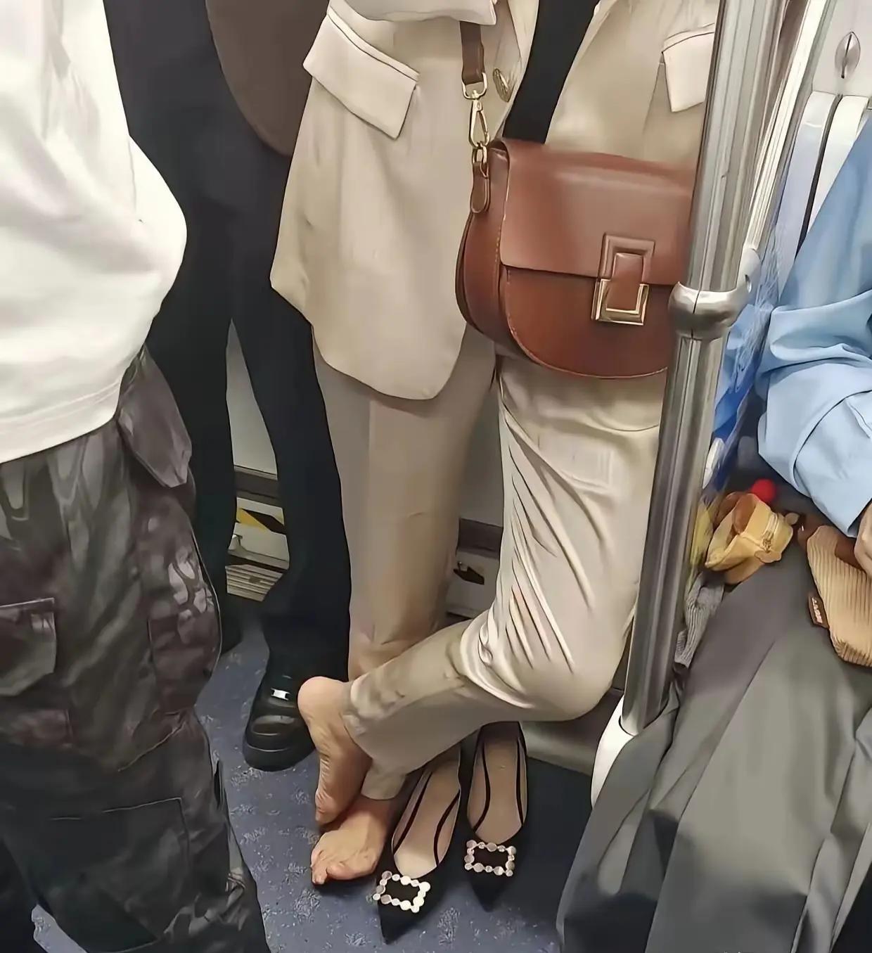 不过这样真的不脏吗？再穿上鞋不是把鞋里都弄脏了！
