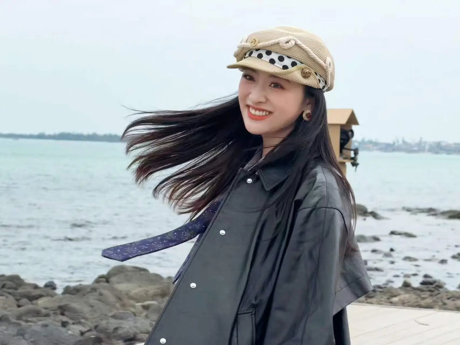 沈月与秦岚亲昵互动贴脸自拍 海边嬉闹松弛又活力