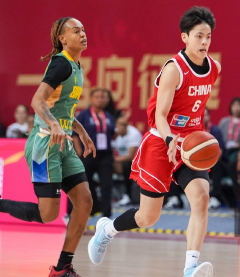 【领先19分险遭逆转，中国女篮加时苦战险胜巴西】在刚刚结束的一场女篮热身赛中，中