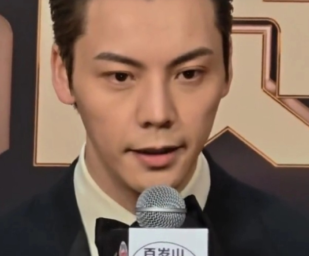 被全网喊了十几年天选霸总的陈伟霆
一句话点透了内娱霸总戏越拍越烂的核心原因
20