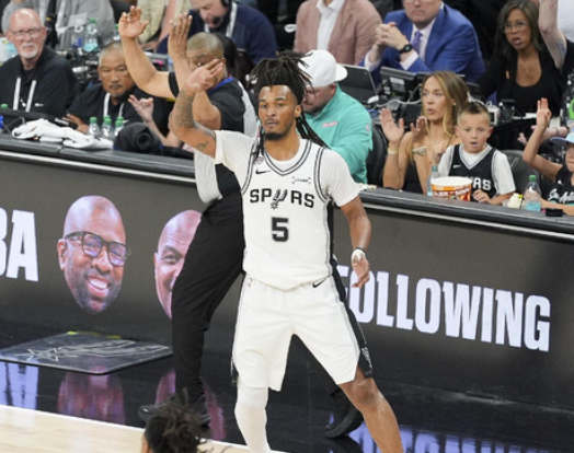 NBA总决赛，尼克斯对阵马刺的G3比赛中，出现了非常奇葩的一幕。比赛进行到最后6