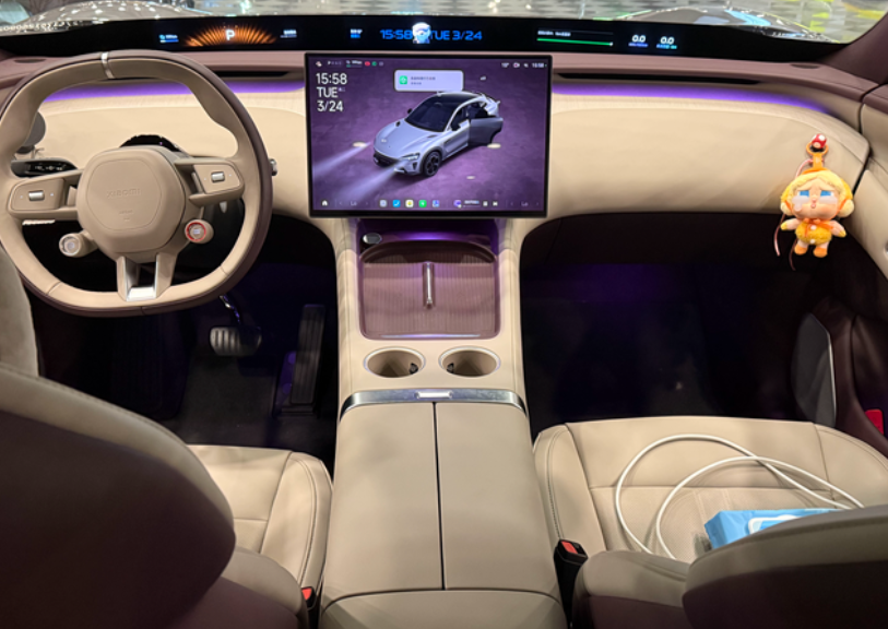 小米yu7现在这个内饰真的没的说，但我感觉这个天际屏真的还有很多的开发空间，因为