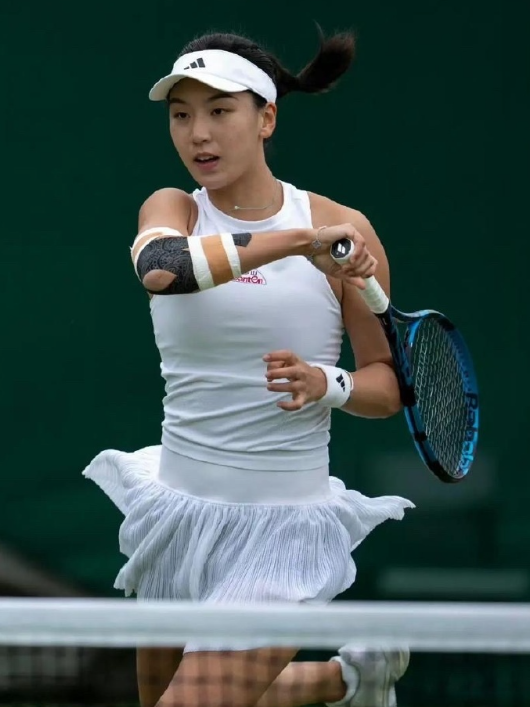 由于斯维托丽娜赛前退赛，王欣瑜不战而胜，跻身WTA500巴特洪堡女单四强