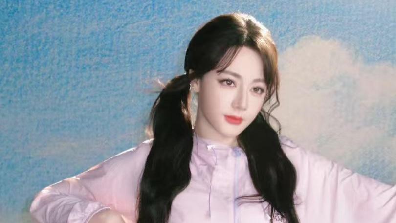 直播间的无声坚守与全网的心疼：迪丽热巴的敬业与隐痛