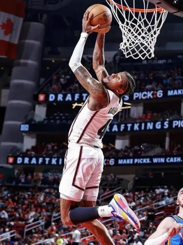 格林打三号位，怎么影响他的表现了？

现代篮球大量换防，空间极大，压根不是一对一