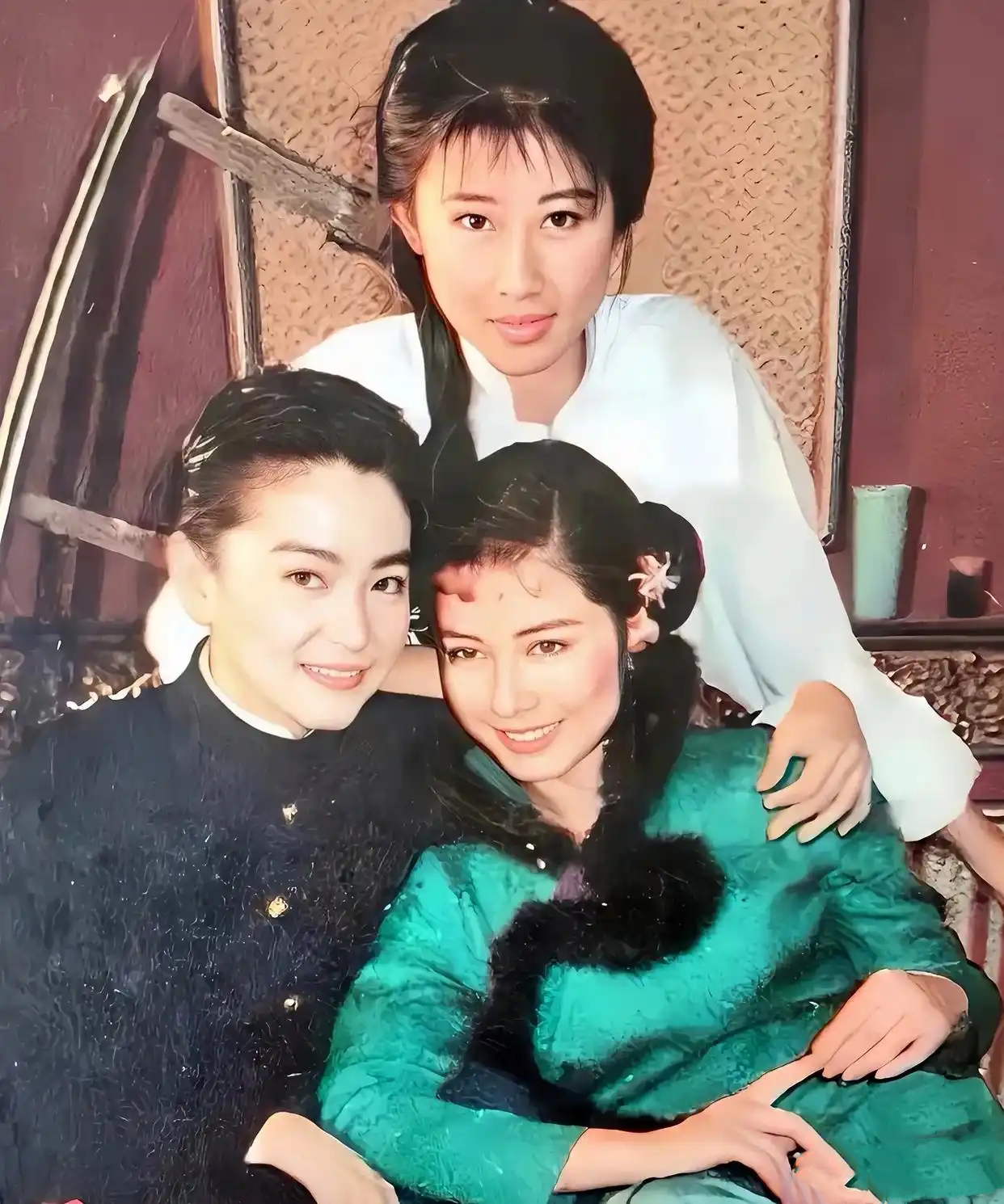 只认识林青霞跟钟楚红，最上面这位大咖女星有认识的吗？她也太漂亮了吧。