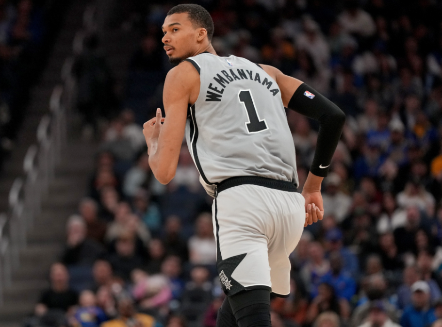 没有文班，米奇妙妙屋总摆小阵容

今天马刺VS76人的比赛第三节和第四节，科内科