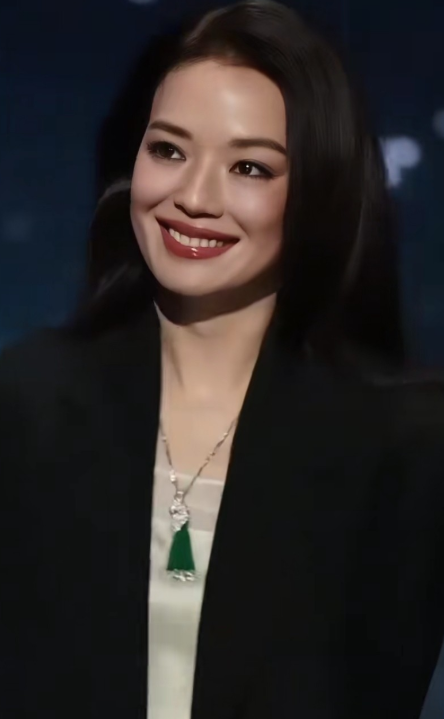 以前欣赏不了舒淇的美
现在是越看越好看我超级喜欢舒淇的感觉
不了解她的生平，也不