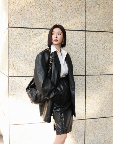 倚光而立，光影流淌过温柔的皮质轮廓