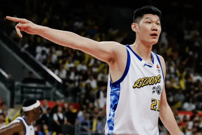  CBA常规赛，广东100-80战胜广厦。

广厦球员胡金秋出战20分钟，投篮6