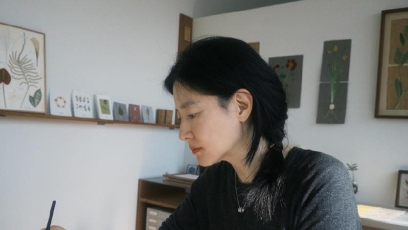 李英爱分享新动态：黑衣麻花辫温柔，制作干花画好开心！