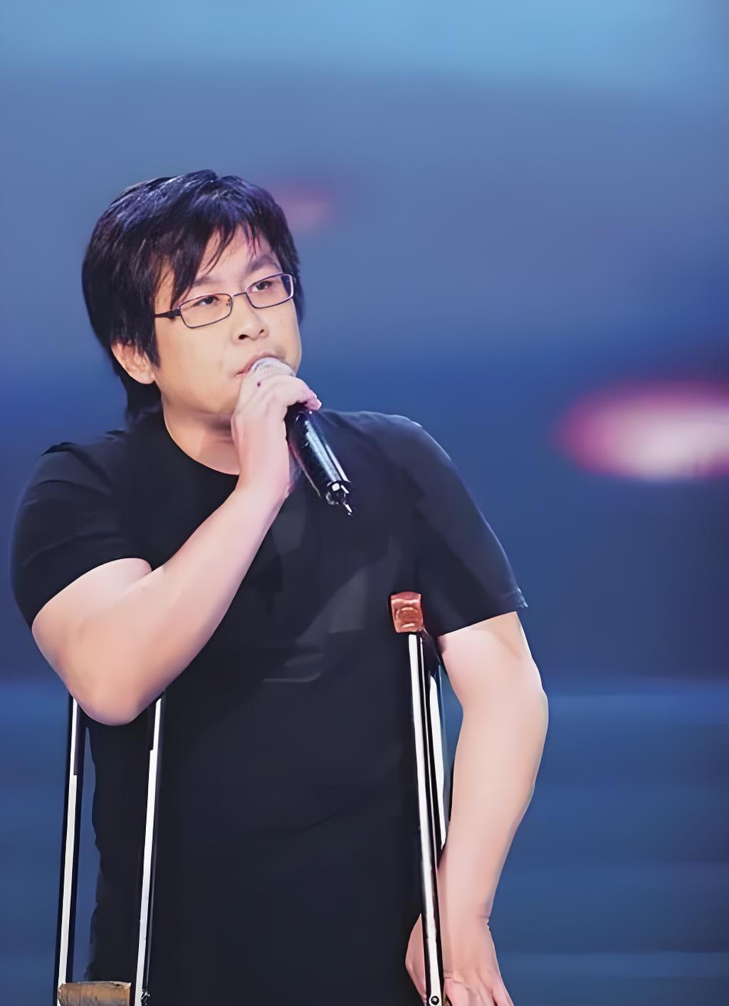 郑智化作为过气的歌手，来大陆讨口饭吃，本来无可厚非，但是却非得端起碗来吃饭，放下