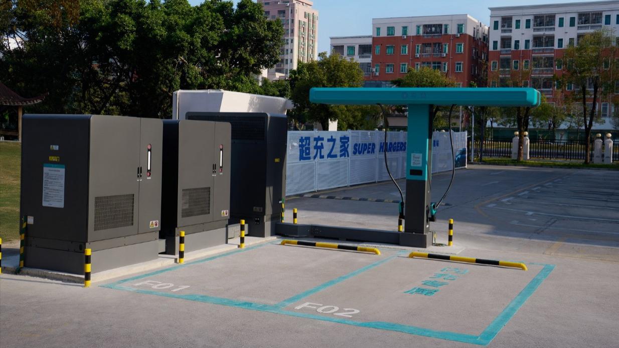 比亚迪发布第二代刀片电池及闪充技术，引领新能源汽车迈入闪充时代