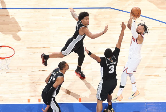 NBA总决赛第四战，尼克斯队以107-106逆转战胜马刺，大比分3-1领先。
