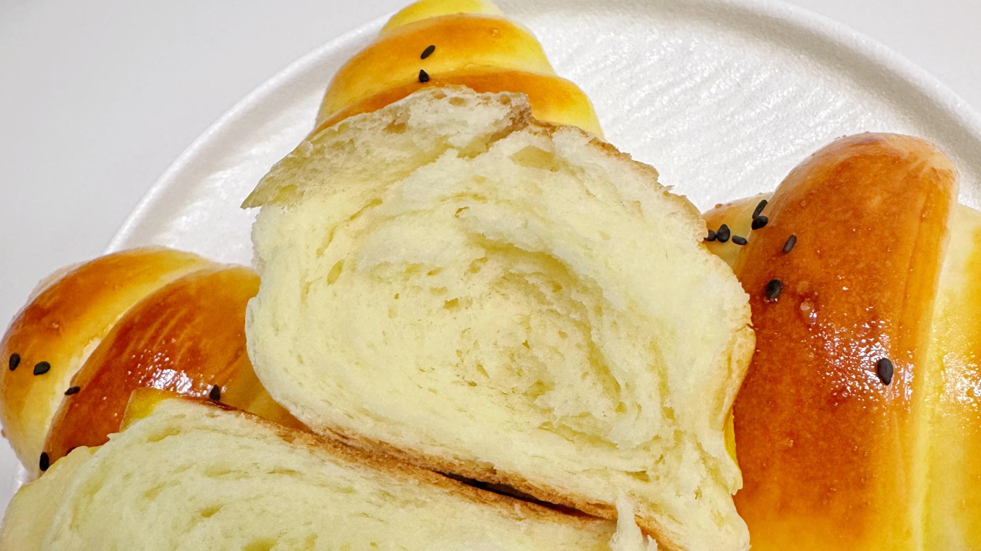 软fufu奶香牛角包的新手零失败教程，奶香四溢，在家轻松复刻面包店同款！