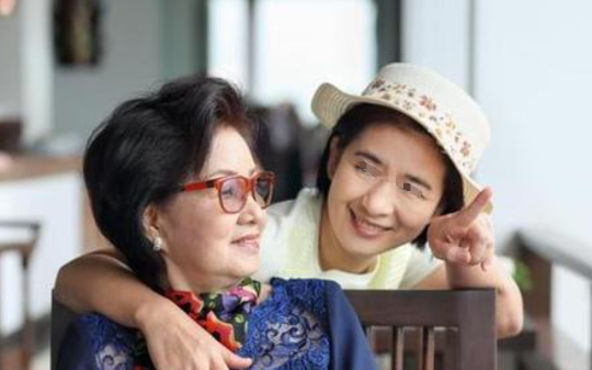 母亲2万退休金全给女儿，通话时忘了挂断，意外听见女儿女婿对话