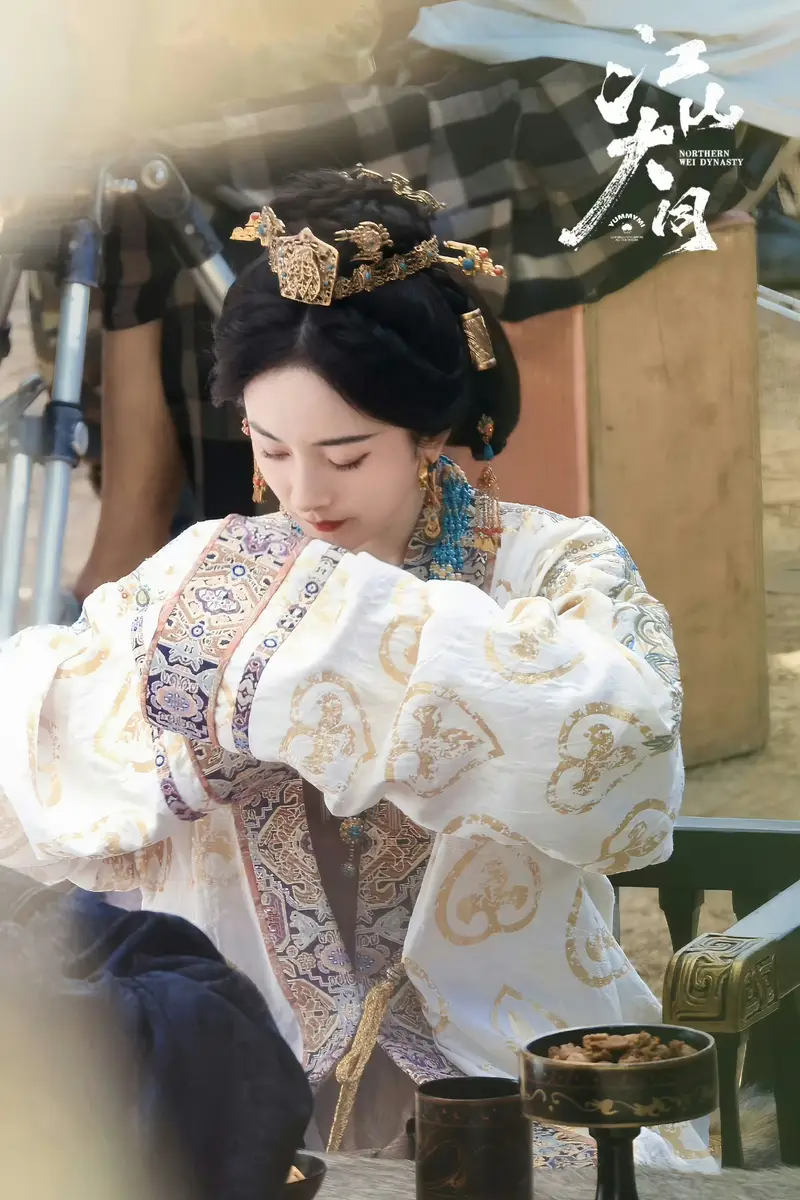 杨幂穿浅色古装端庄大气 手持酒杯眼神明亮仪态万千