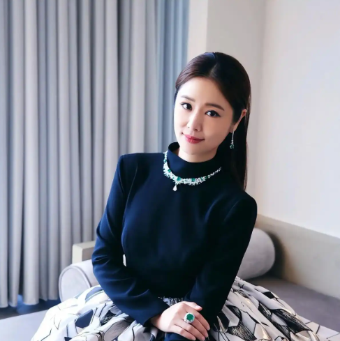 林心如才明白原来最珍贵的不是光环与成绩
而是能陪着孩子长大的那些年
她后悔没能在