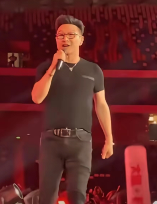 55岁的汪峰，给天下所有男人提了一个醒，你可以变老，也可以发福，但一定要注意自己