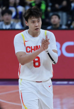 孙铭辉和赵睿，郭士强选择了赵睿当国家队首发空位下阶段国家队比赛。季后赛证明俩人根