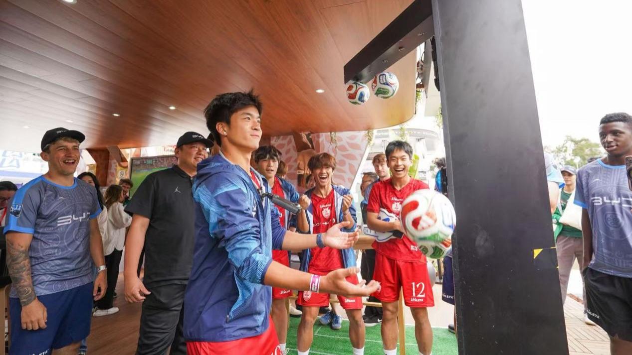 花200万送一群孩子去南美踢球看世界杯，比亚迪图什么？