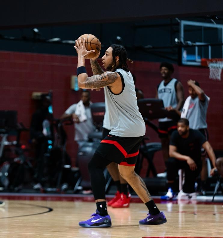 现在火箭队面临着选择，他们的总经理拉斐尔·斯通将面对一个难题，那就是唯一的一个球