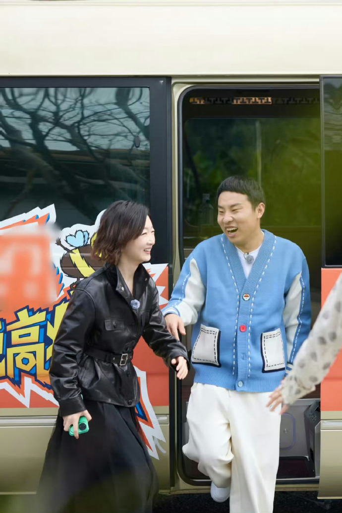 周冬雨万万没想到，扔飞盘解锁王星越徐志胜飞盘争夺战，两男争一女名场面超精彩，内娱