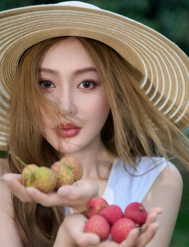 张天爱金发造型美出天际
张天爱白色连衣裙搭配一头金发，肌肤白皙水嫩，身姿轻盈飘逸