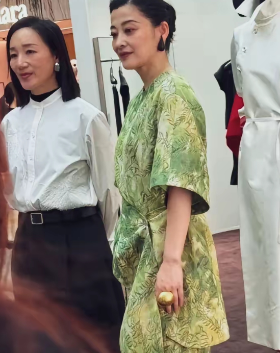 梅婷一袭清新绿染长裙
简约大气，步履从容，自带温婉沉静的气场
生图状态绝佳，优雅