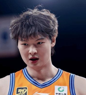 王哲林成为CBA历史上第六位万分先生。CBA常规赛，上海男篮大胜广州的比赛当中，